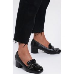 Czarne Czółenka Most Essential. Czarne czółenka damskie Renee, w paski, ze skóry, bez obcasa, na słupku. Za 69,99 zł.
