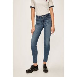 Levi's - Jeansy. Niebieskie jeansy damskie Levi's®, s, z podwyższonym stanem. W wyprzedaży za 229,90 zł.