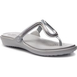Japonki CROCS - Sanrah Metalblock Flat Flip W 205470 Multi Metal/Silver. Szare klapki damskie Crocs, bez wzorów, z tworzywa sztucznego, bez obcasa. W wyprzedaży za 139,00 zł.