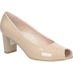 Beżowe czółenka skórzane peep toe na słupku casu 5075/525. Brązowe czółenka damskie Casu, bez wzorów, z otwartym noskiem, bez obcasa, na słupku. Za 299,99 zł.