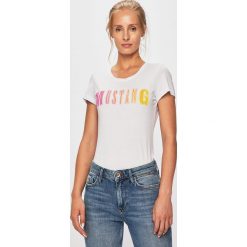 Mustang - T-shirt. Białe bluzki damskie Mustang, s, z nadrukiem, z bawełny, z okrągłym kołnierzem. Za 79,90 zł.