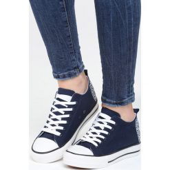 Granatowe Sneakersy Luckiest. Niebieskie sneakersy damskie Born2be, z materiału. Za 49,99 zł.