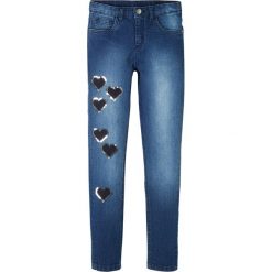 Dżinsy dziewczęce SKINNY w serduszka bonprix niebieski "stone”. Niebieskie spodnie dziewczęce bonprix, z aplikacjami, z elastanu. Za 99,99 zł.