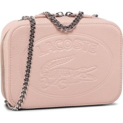 Torebka LACOSTE - Crossover Bag NF2970NL Pale Blush D64. Różowe torebki klasyczne damskie Lacoste, bez wzorów, ze skóry, biznesowe, na ramię, bez dodatków. Za 799,00 zł.