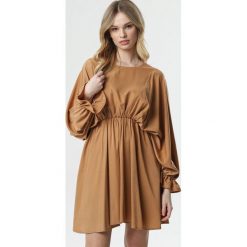 Camelowa Sukienka Sistine. Brązowe sukienki damskie Born2be, xl, z okrągłym kołnierzem, mini, rozkloszowane. Za 119,99 zł.