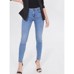 Jeansy skinny long length - Granatowy. Niebieskie jeansy damskie Mohito. Za 119,99 zł.