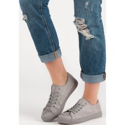 SZARE TRAMPKI Z KRYSZTAŁKAMI. Szare buty sportowe damskie SPORT, bez wzorów. Za 40,90 zł.
