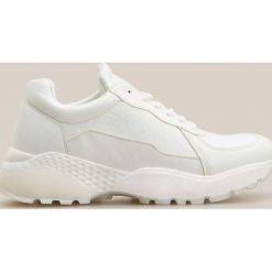 Białe buty w sportowym stylu - Biały. Białe buty sportowe damskie Reserved, sportowe. Za 139,99 zł.