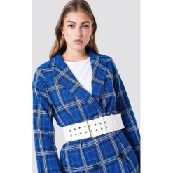 NA-KD Accessories Szeroki pasek z klamrą - White. Białe paski damskie NA-KD Accessories, w paski. Za 100,95 zł.