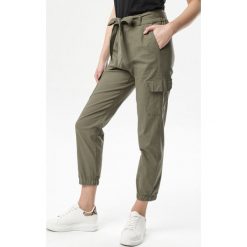 Ciemnozielone Spodnie Nysadella. Zielone jeansy damskie Born2be, xl. W wyprzedaży za 64,99 zł.