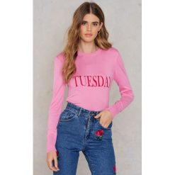 NA-KD Sweter z dzianiny Weekday - Pink. Różowe swetry oversize damskie marki NA-KD, z nadrukiem, z wiskozy. W wyprzedaży za 60,88 zł.