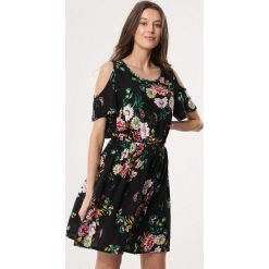 Czarna Sukienka Clear Up. Czarne sukienki damskie Born2be, na lato, s, w kwiaty, z jeansu, street, bez kołnierzyka, bez rękawów, mini. Za 59,99 zł.