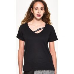 T-shirty damskie: T-shirt z dekoltem w serek – Czarny