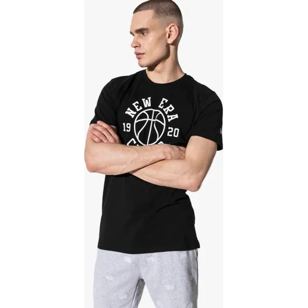 New Era Koszulka Ss Ne Basketball , czarny, rozmiar XL. Czarne koszulki męskie New Era, xl, bez wzorów, z materiału, klasyczne, bez kołnierzyka, z krótkim rękawem, krótkie. Za 99,99 zł.