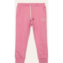 Tommy Hilfiger - Spodnie dziecięce 110-176 cm. Różowe spodnie dziewczęce TOMMY HILFIGER, m, bez wzorów, z bawełny. W wyprzedaży za 179,90 zł.