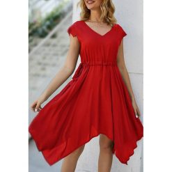 Sukienka ARAMA RED. Czerwone sukienki damskie IVET, na co dzień, bez wzorów, z asymetrycznym kołnierzem, bez rękawów, asymetryczne. W wyprzedaży za 119,00 zł.