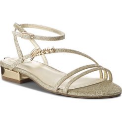 Sandały GUESS - Damonae FLDMN2 FAM03 GOLD. Żółte klapki damskie marki Guess, z aplikacjami, ze skóry ekologicznej, bez obcasa, na obcasie. W wyprzedaży za 259,00 zł.
