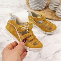 Półbuty chłopięce na rzep camel American Club - camel. Brązowe półbuty chłopięce American CLUB, bez zapięcia. Za 69,99 zł.
