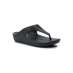 CROCS 200486-001. Czarne klapki damskie Crocs, bez wzorów, z tworzywa sztucznego, bez obcasa. Za 129,99 zł.
