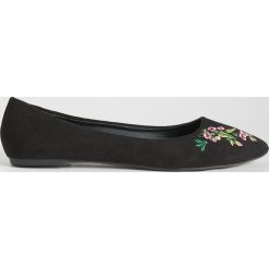 Baleriny z kwiatowym haftem - Czarny. Czarne baleriny damskie Sinsay, z haftami, bez obcasa. Za 39,99 zł.