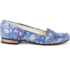 Balerinki lordsy - skóra naturalna - model 025 - kolor niebieskie kwiaty. Niebieskie baleriny damskie Zapato, w kwiaty, z jeansu, eleganckie, na niskim obcasie, na obcasie. W wyprzedaży za 173,40 zł.