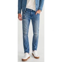 Jeansy slim fit - Niebieski. Niebieskie jeansy męskie relaxed fit Reserved. Za 129,99 zł.