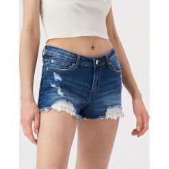 Jeansowe szorty z koronkowym zdobieniem - Granatowy. Niebieskie szorty damskie Sinsay, z aplikacjami, z jeansu. Za 69,99 zł.