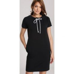 Czarna Sukienka Physaphite. Czarne sukienki damskie Renee, na lato, s, bez wzorów, bez kołnierzyka, bez rękawów. Za 69,99 zł.