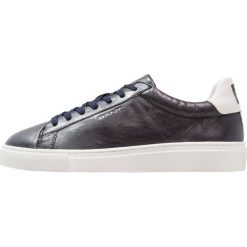 GANT MAJOR Sneakersy niskie marine. Niebieskie trampki męskie GANT, bez wzorów, ze skóry, marine, bez zapięcia. W wyprzedaży za 398,30 zł.