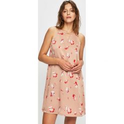 Only - Sukienka. Czerwone sukienki damskie ONLY, na co dzień, w kwiaty, z poliesteru, casualowe, z okrągłym kołnierzem, bez rękawów, mini, proste. W wyprzedaży za 49,90 zł.