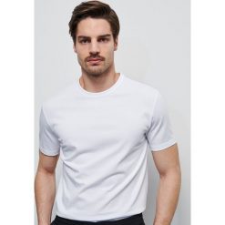 Gładki T-shirt - Biały. Białe t-shirty damskie Reserved, s, bez wzorów, bez kołnierzyka. W wyprzedaży za 39,99 zł.