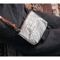 Ananas Bag Silver - wegańska torebka. Szare torebki klasyczne damskie Pakamera, bez wzorów, na ramię, bez dodatków. Za 399,00 zł.