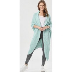 Miętowy Kardigan Coraeva. Zielone swetry damskie Born2be, uniwersalny, bez wzorów. Za 139,99 zł.