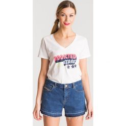 T-SHIRT EMPORIO ARMANI. Białe t-shirty damskie Emporio Armani, z nadrukiem, z włoskim kołnierzykiem. Za 199,50 zł.