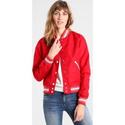 GANT THE VARSITY JACKET Kurtka Bomber red. Czerwone bomberki damskie marki GANT, xl, z materiału. Za 1049,00 zł.