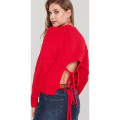 Czerwony Sweter Bon Air. Czerwone swetry damskie Renee, uniwersalny, bez wzorów, ze splotem, casualowe, bez rękawów, bez kaptura. Za 139,99 zł.