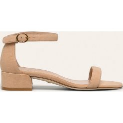 Stuart Weitzman - Sandały skórzane Nudistjune. Sandały damskie Stuart Weitzman, bez wzorów, ze skóry, z okrągłym noskiem, bez obcasa, na obcasie, na klamry. W wyprzedaży za 739,90 zł.
