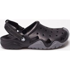 Crocs - Klapki. Czarne kapcie męskie marki Crocs, bez wzorów, z materiału. W wyprzedaży za 169,90 zł.