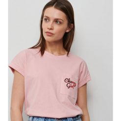 T-shirt z błyszczącym napisem - Różowy. Różowe t-shirty damskie Reserved, s, z napisami, bez kołnierzyka. Za 29,99 zł.