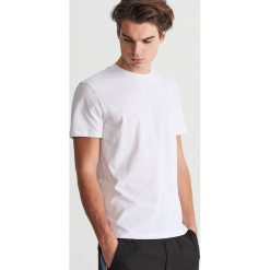 Bawełniany T-shirt - Biały. Białe t-shirty damskie Reserved, s, bez wzorów, z bawełny, bez kołnierzyka. Za 29,99 zł.
