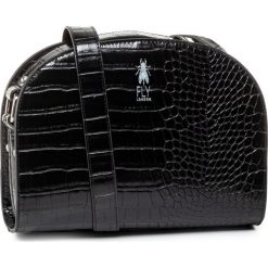 Torebka FLY LONDON - Hozifly P974676000 Black. Czarne listonoszki damskie Fly London, z aplikacjami, ze skóry ekologicznej, zdobione, bez dodatków. W wyprzedaży za 179,00 zł.