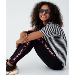 Koszulka basic w paski z dekoltem w serek. Koszulki damskie Pull&Bear, w paski, z dekoltem w serek. Za 24,90 zł.