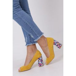 Żółte czółenka peep toe na szerokim ozdobnym słupku Casu 074. Żółte czółenka damskie Casu, bez wzorów, z otwartym noskiem, bez obcasa, na słupku. Za 119,99 zł.