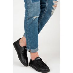 Czarne wiązane trampki ROCHELLE. Czerwone trampki i tenisówki damskie marki SEASTAR. Za 49,00 zł.
