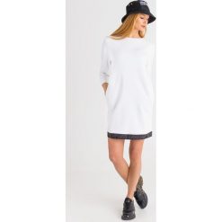 SUKIENKA emporio armani. Białe sukienki damskie Emporio Armani, na imprezę, m, bez wzorów, z materiału, z okrągłym kołnierzem, bez rękawów, mini. Za 819,00 zł.