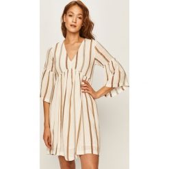 Trussardi Jeans - Sukienka. Białe sukienki damskie Trussardi Jeans, na co dzień, bez wzorów, z bawełny, casualowe, z włoskim kołnierzykiem, bez rękawów, mini, rozkloszowane. W wyprzedaży za 579,90 zł.