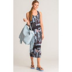 Wielokolorowa sukienka maxi Versace Jeanse z motywem tropikalnym. Sukienki damskie Versace Jeans, na imprezę, bez wzorów, z jeansu, z okrągłym kołnierzem, bez rękawów, maxi, dopasowane. Za 644,50 zł.