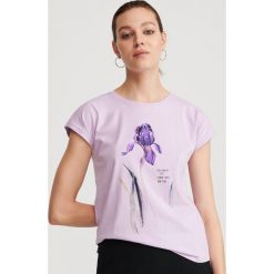 T-shirt z nadrukiem - Fioletowy. Fioletowe t-shirty damskie Reserved, xl, z nadrukiem, bez kołnierzyka. W wyprzedaży za 14,99 zł.