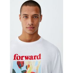 Koszulka z nadrukiem „Forward thinking”. Białe koszulki męskie marki Pull&Bear, m, z nadrukiem, bez kołnierzyka, z krótkim rękawem, krótkie. Za 49,90 zł.