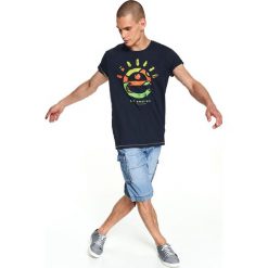 T-SHIRT Z NADRUKIEM. Niebieskie t-shirty męskie Top Secret, na zimę, m, z nadrukiem, z bawełny, z okrągłym kołnierzem, krótkie. W wyprzedaży za 34,99 zł.